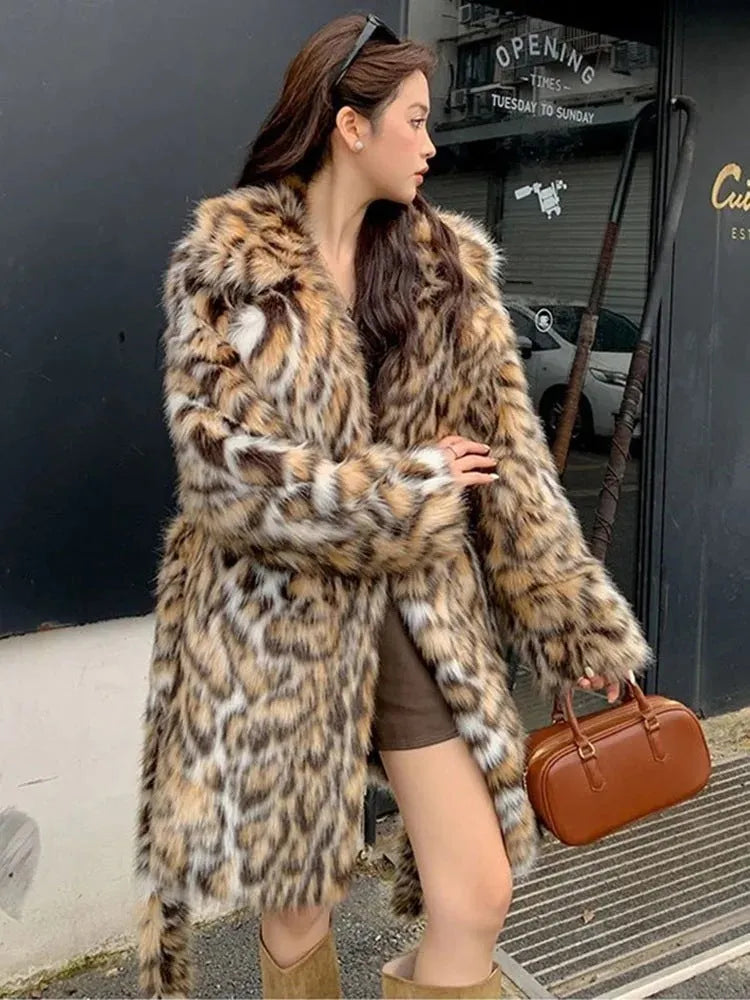 Women's artificial fox fur print coat with fur collar and side pockets in faux fabric
