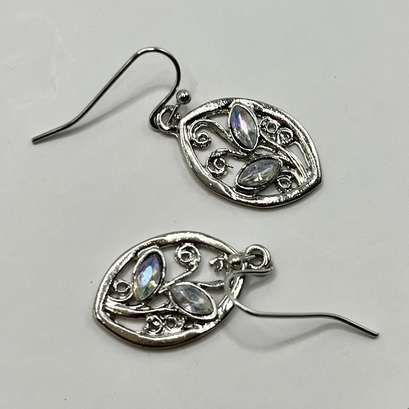 Silver leaf-shaped women's earrings with embedded colourful moonstones