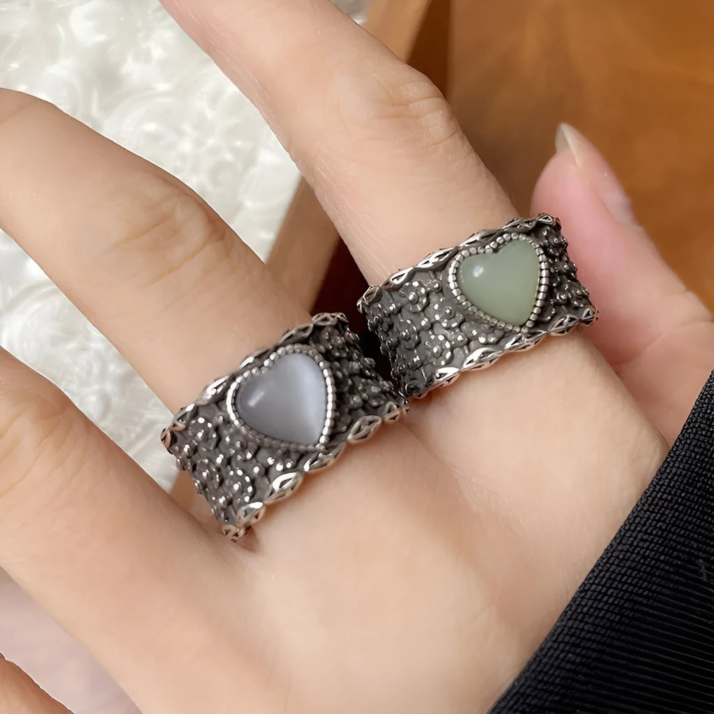 Retro heart-shaped adjustable ring in white copper plated silver with white or green colour options