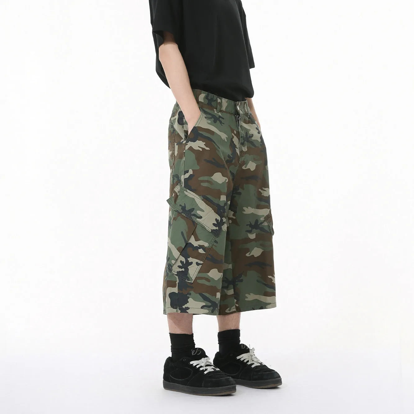 Men's camouflage pattern wide leg cotton jeans with large side pockets and cropped length