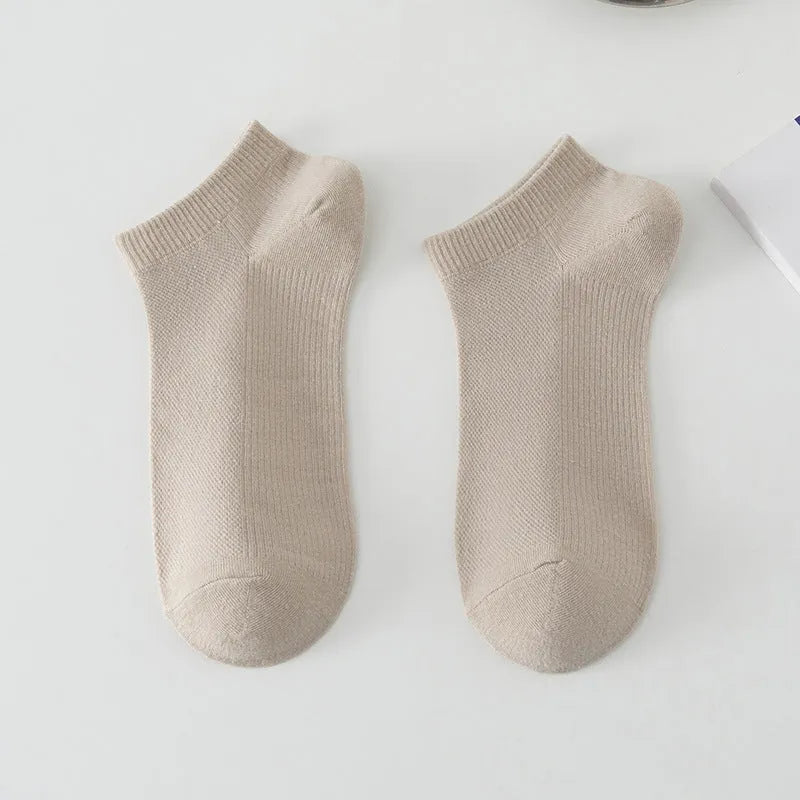 Low-cut polyester boat socks in solid colour on foot showing discreet design below ankle