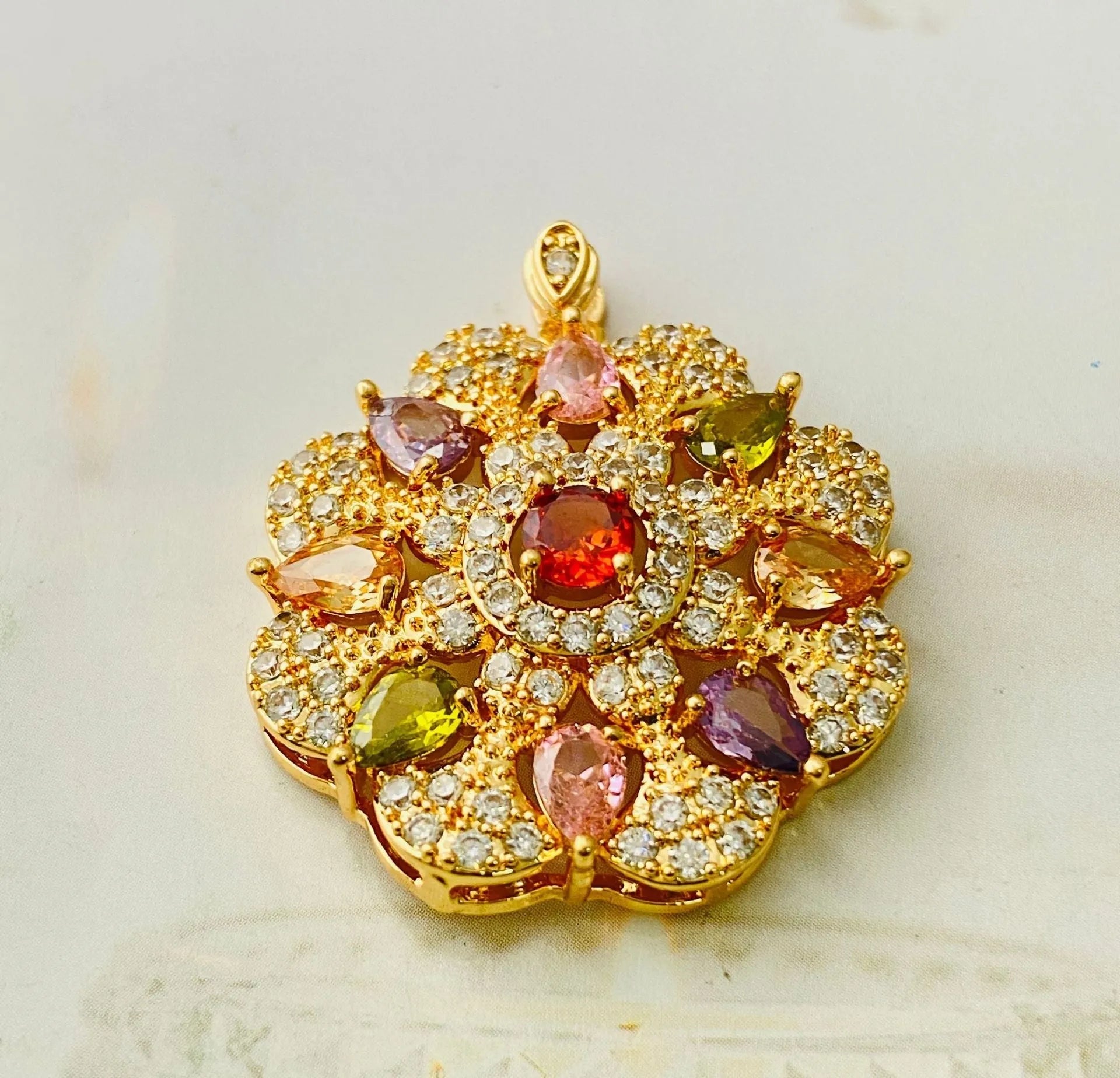 Women's flower-shaped zircon pendant necklace in gold, champagne gold, or platinum colour electroplated metal