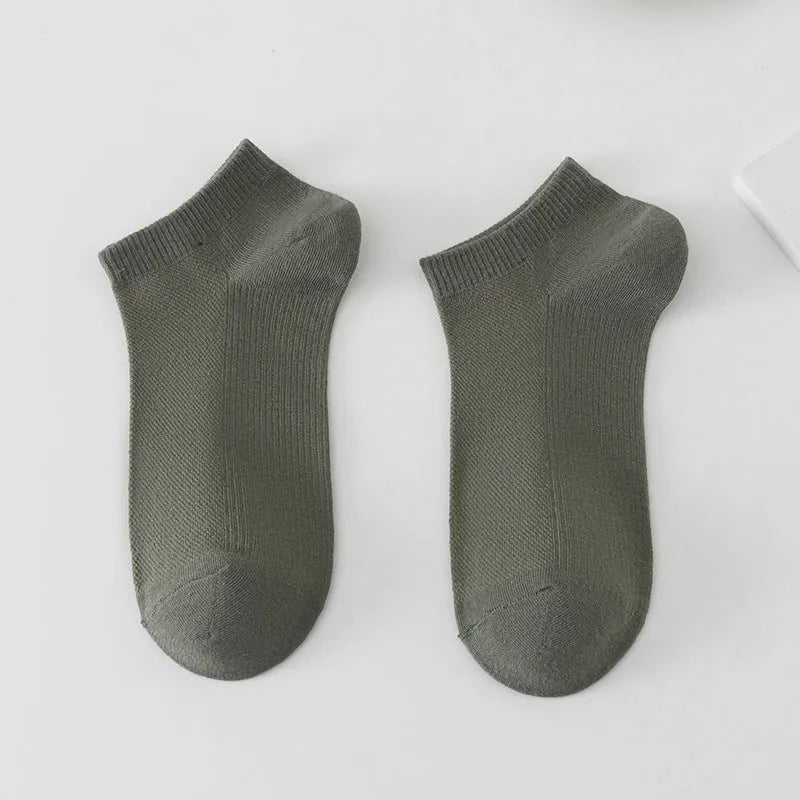 Low-cut polyester boat socks in solid colour on foot showing discreet design below ankle