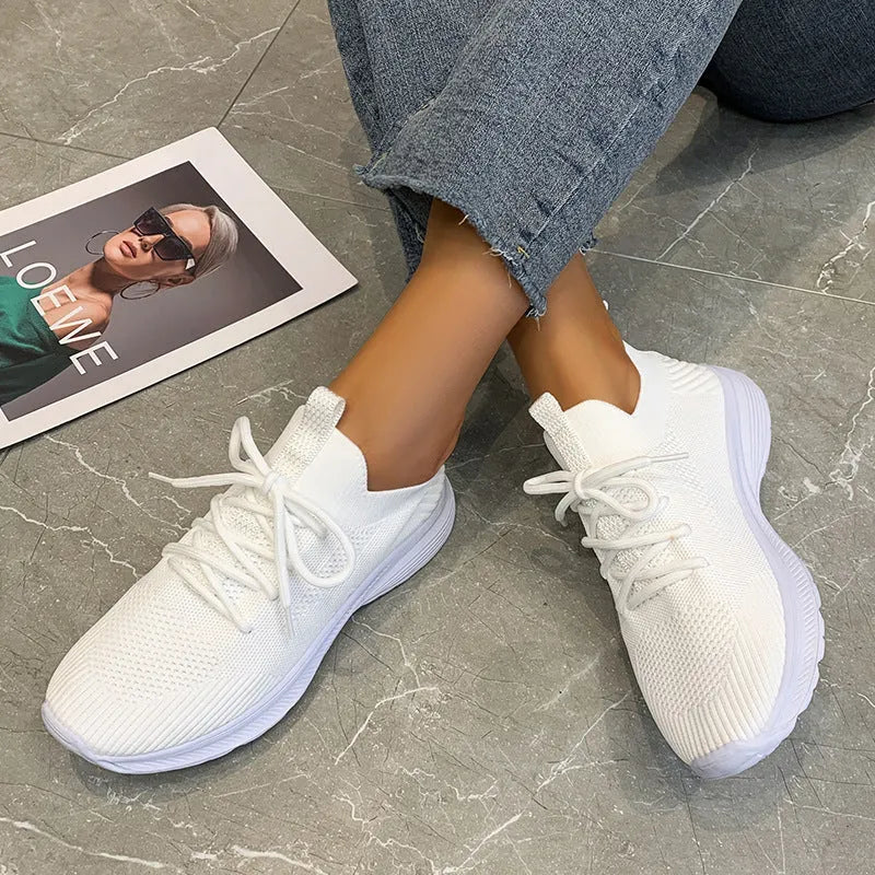 Women's low top flyknit running shoes with mesh lining and rubber sole in solid colour