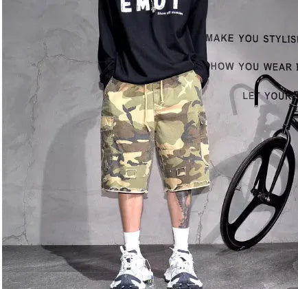 Men's American retro style camouflage shorts in loose fit cropped design for summer wear