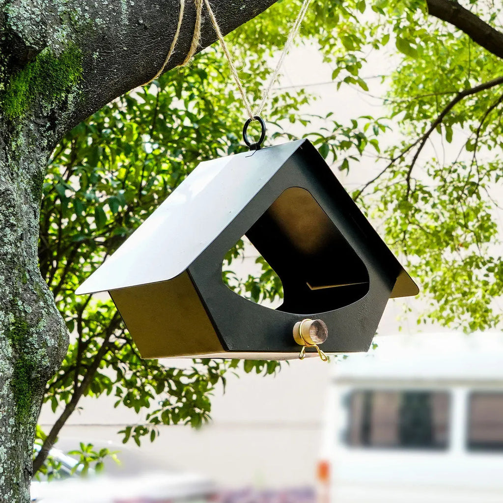 European-style iron bird feeder with protective roof for outdoor courtyard decoration