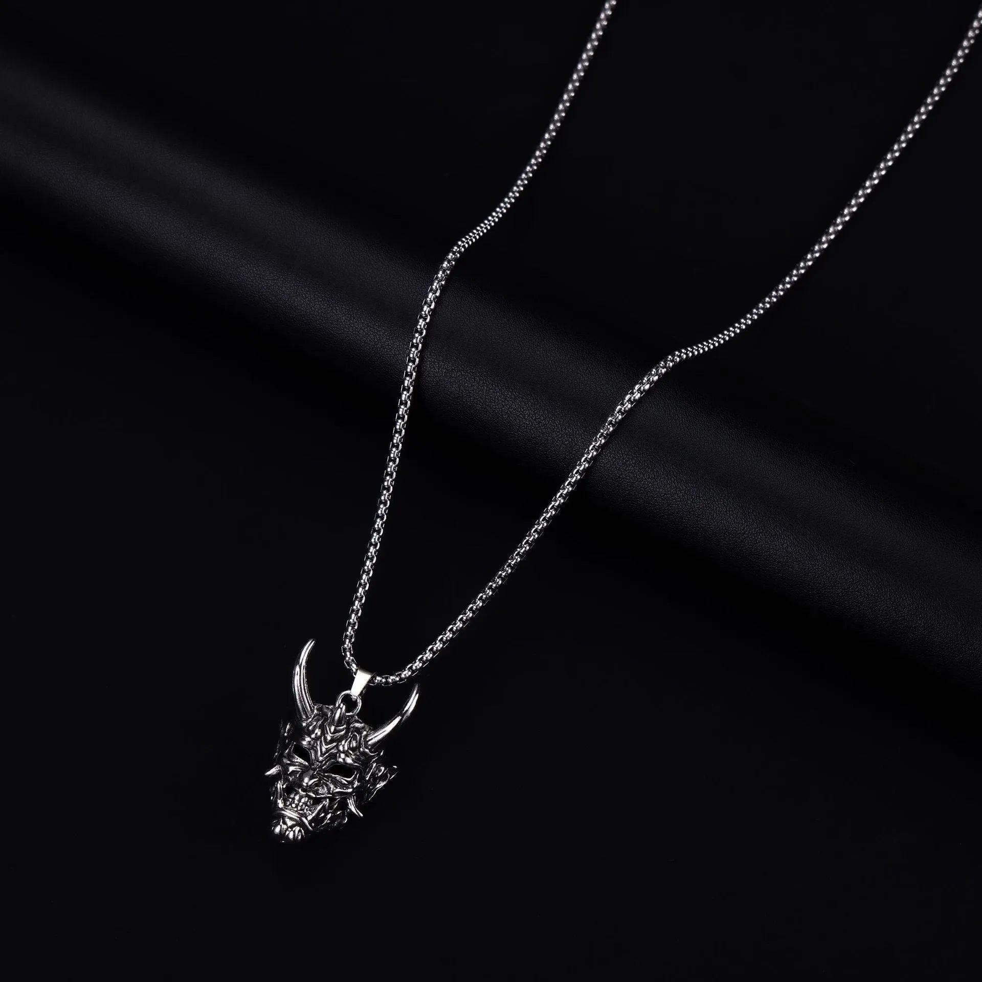 Men's silver vintage necklace with zinc alloy pendant measuring 40mm by 27mm