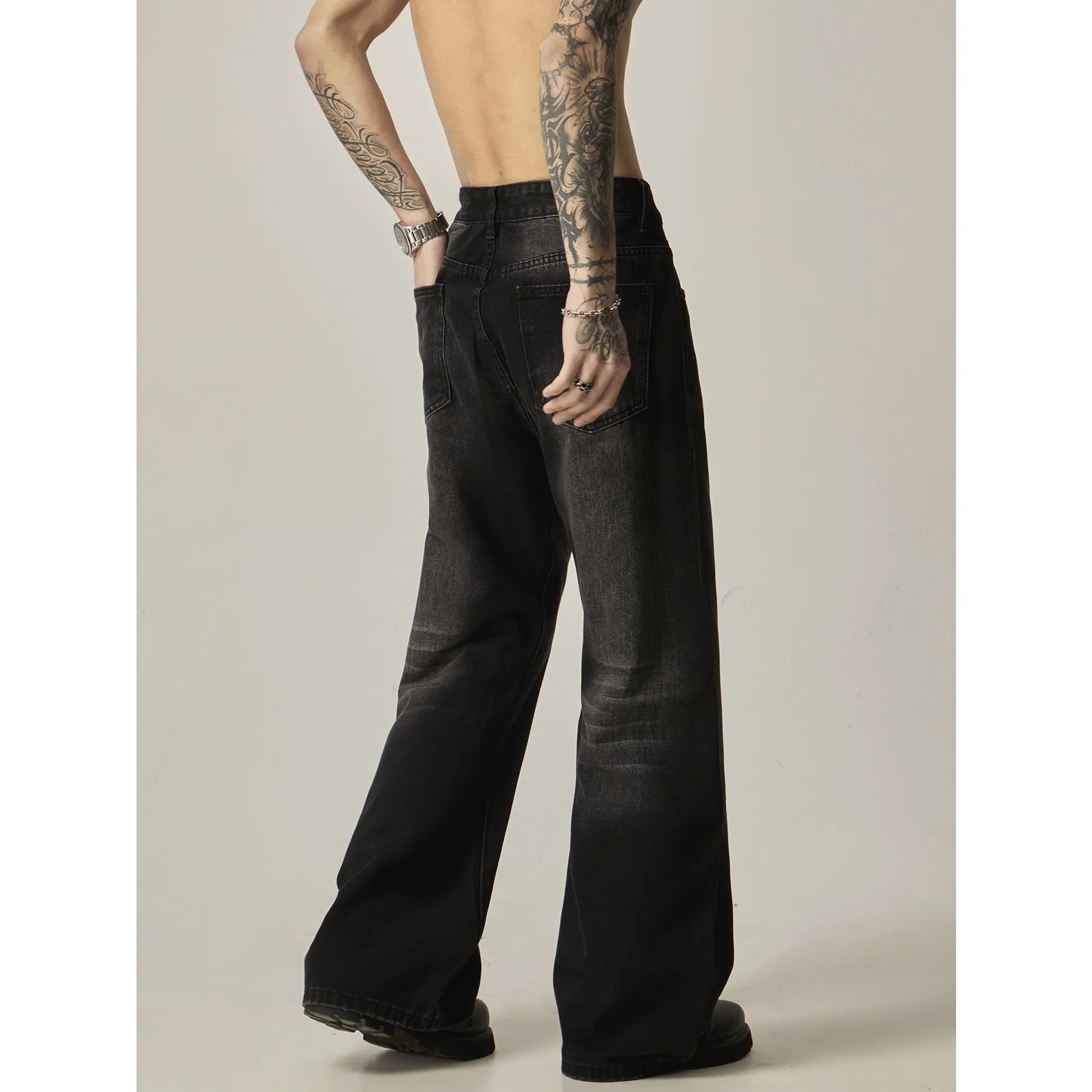 Black American retro straight-leg jeans with loose fit and zipper fly closure