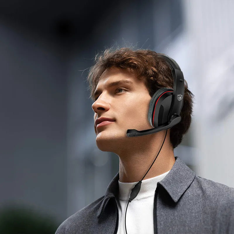 Black wired gaming headset with 6.3mm plug and 40mm speakers for heavy bass.