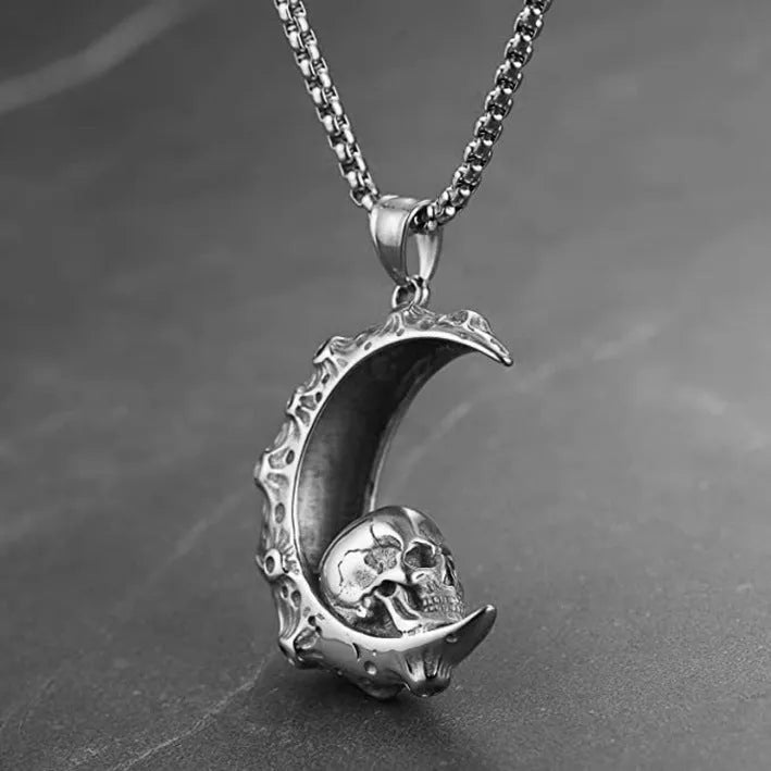 Men's stainless steel skull necklace with electroplated silver finish and alloy pendant