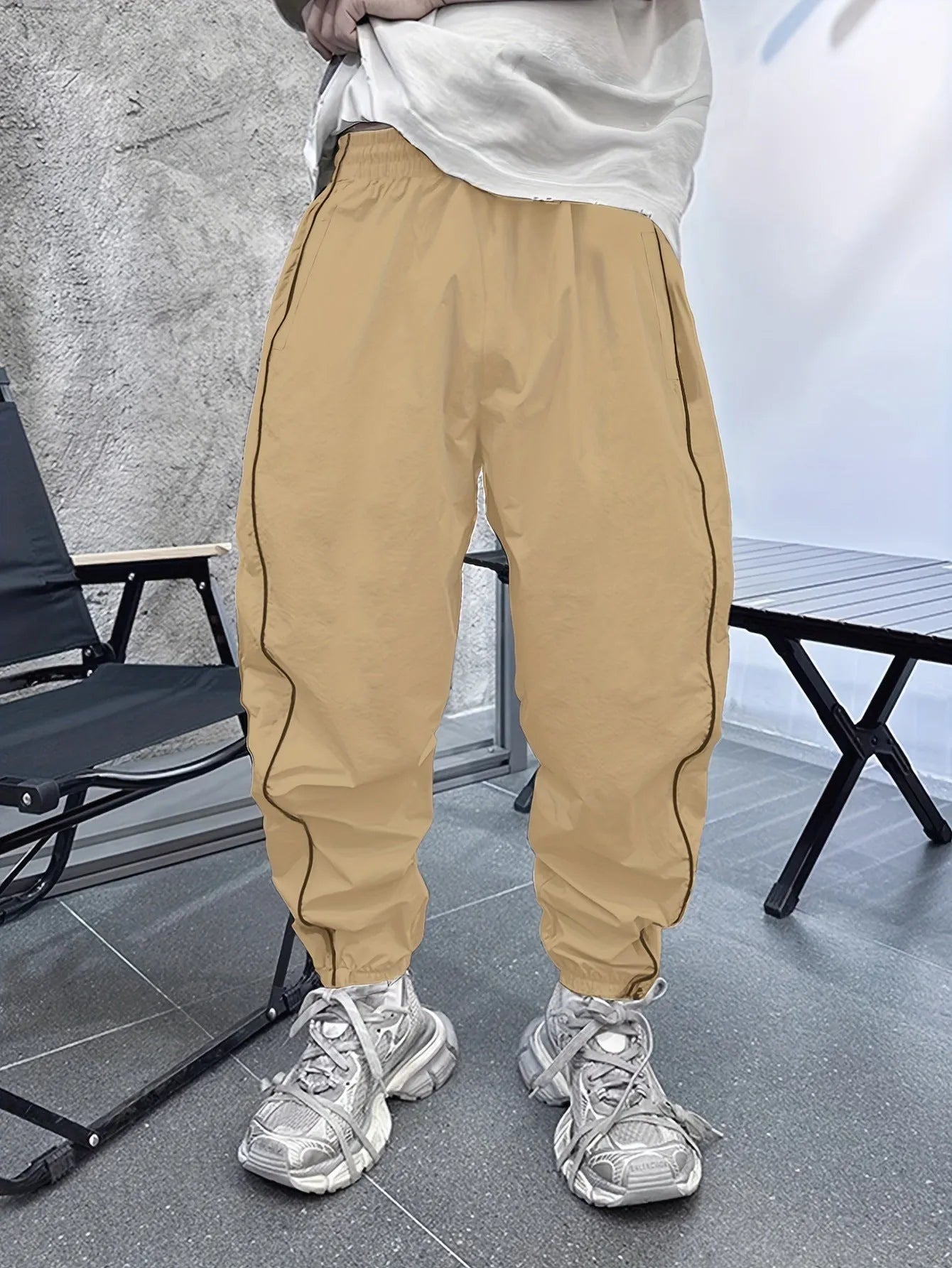 Men's loose-fit cropped sports trousers in bamboo fibre, shown in Army Green colour.