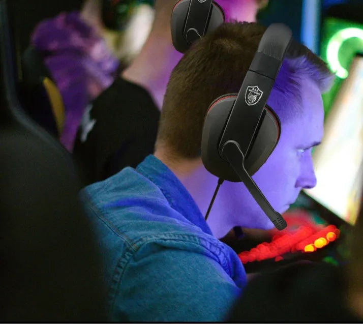 Black wired gaming headset with 6.3mm plug and 40mm speakers for heavy bass.