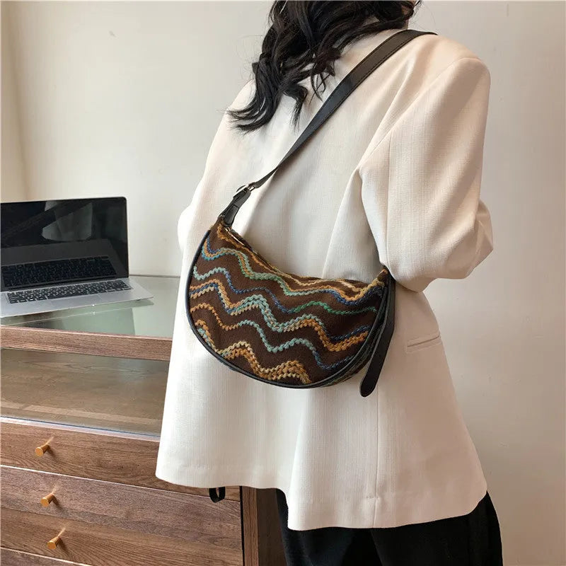 Women's knitted straw woven crossbody bag with internal compartments in corrugated brown colour