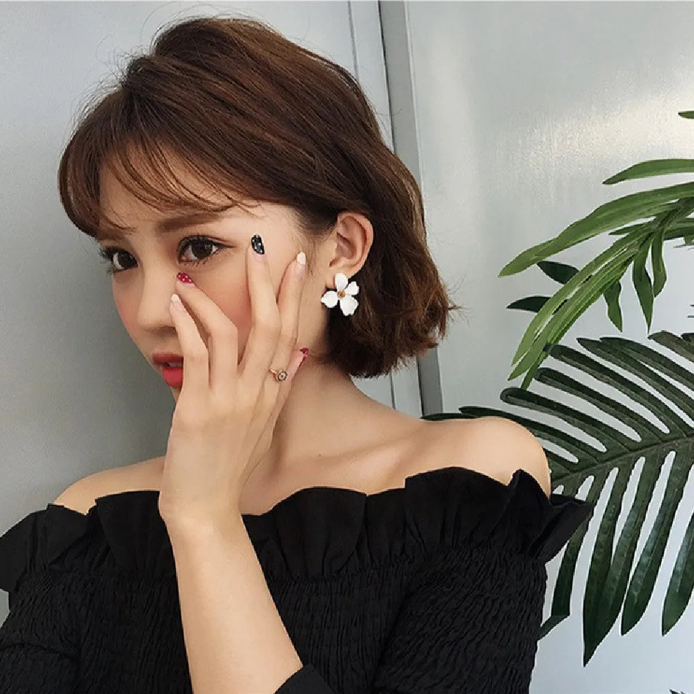 White and pink flower stud earrings for women with electroplated alloy construction