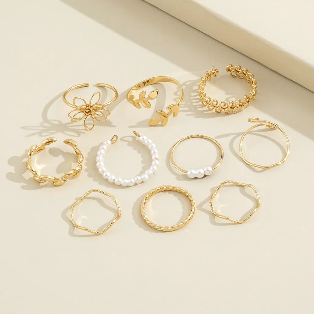 Gold-coloured openwork flower ring set for women with electroplated finish and floral design