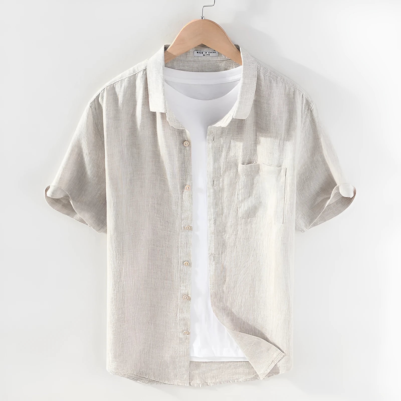 Men's casual linen shirt with square collar and short sleeves in raw jute colour.