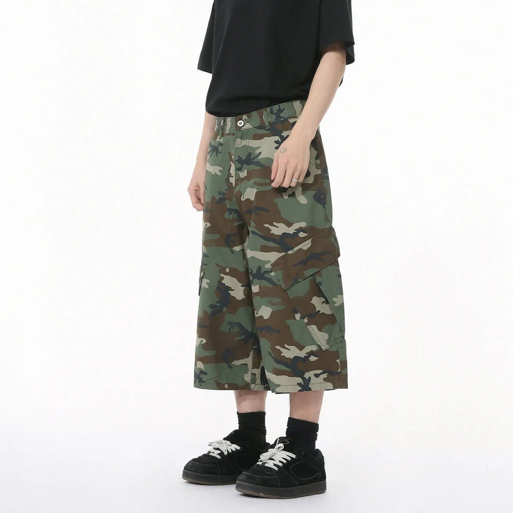Men's camouflage pattern wide leg cotton jeans with large side pockets and cropped length