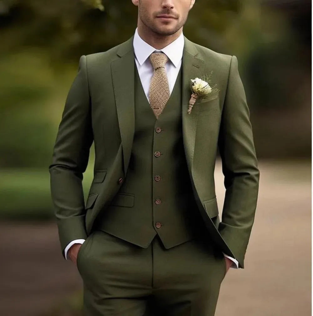 Men's three-piece slim fit business suit with vest in polyester blend fabric