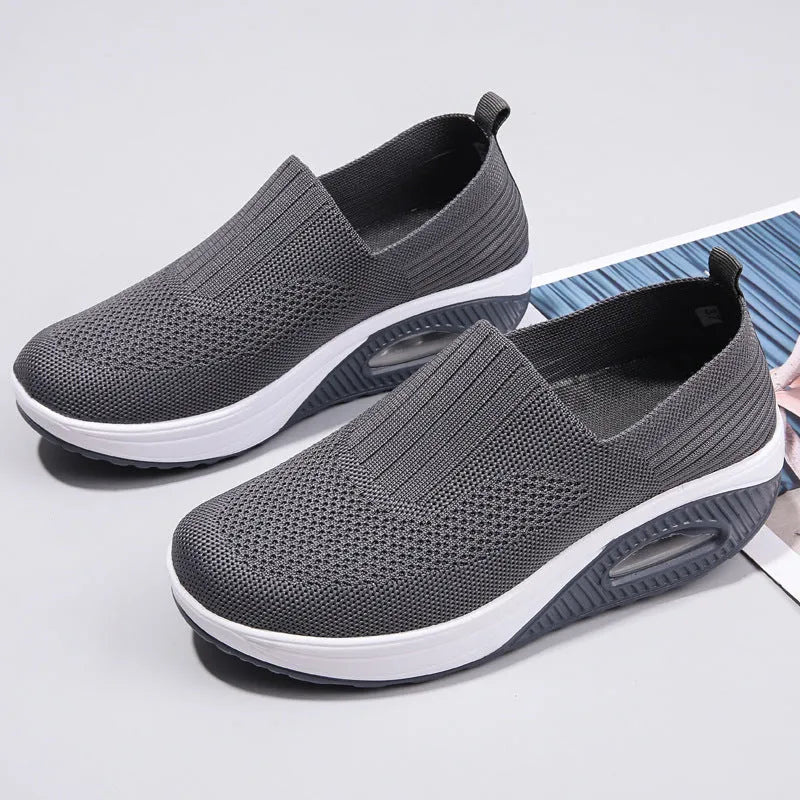 Women's mesh running shoes in mid-heel design with air cushion and round toe