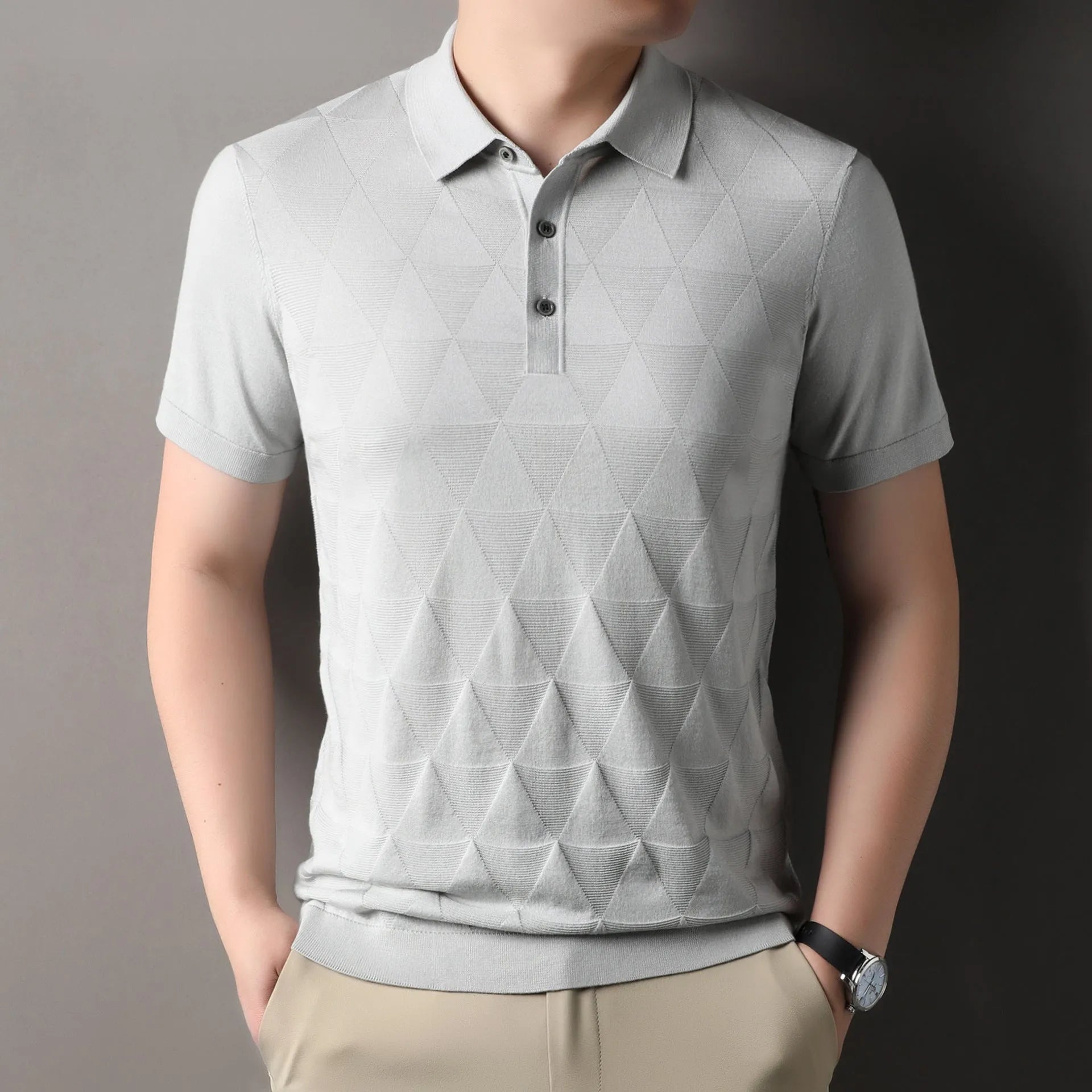 Men's thin ice silk short sleeve T-shirt in regular fit showing quick-drying knitted fabric