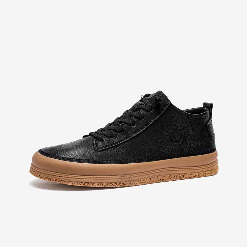 Men's black casual leather shoes with round toe and lanyard closure on soft rubber soles