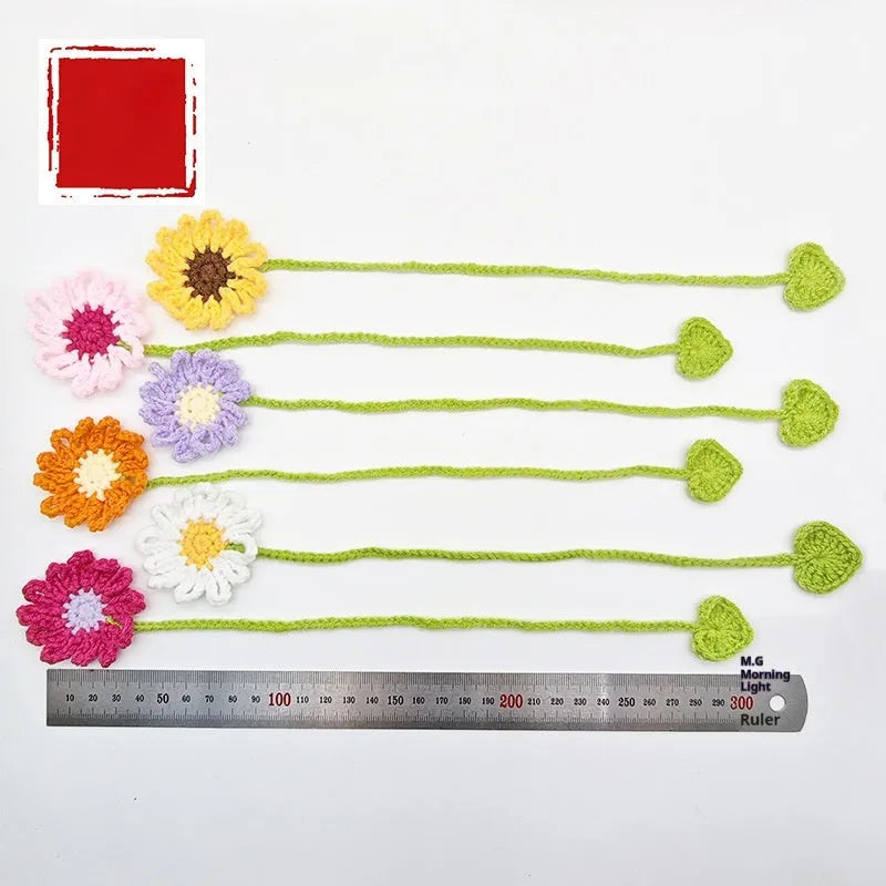 Hand-crocheted wool bookmark with daisy pattern and flexible wire core in milk cotton material