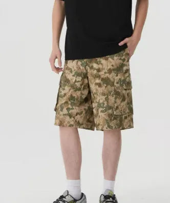 Men's American retro style camouflage shorts in loose fit cropped design for summer wear