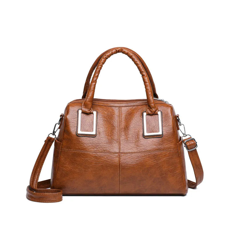 Women's large capacity shoulder bag in horizontal square design with internal organisation compartments