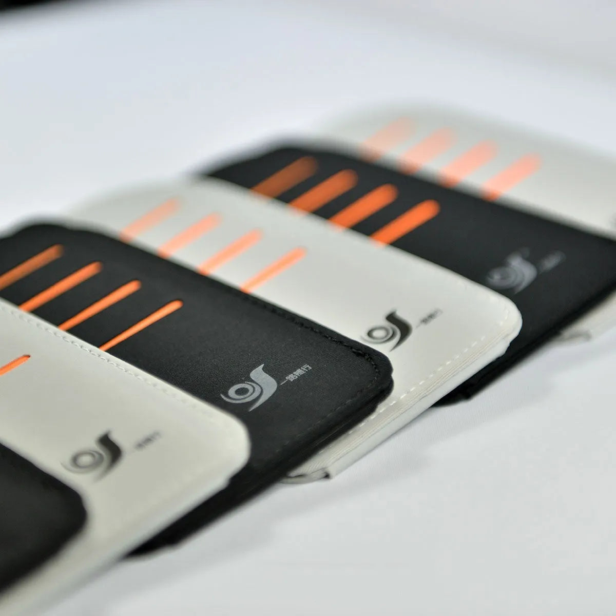 Car sun visor storage set featuring a vehicle-mounted bag holding shading panels, in black or grey colour.