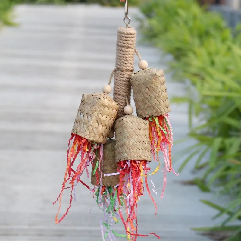 Wood and sisal shredded paper hanging toy for parrots measuring 15 by 35 centimetres
