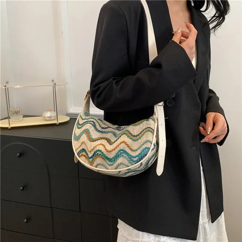 Women's knitted straw woven crossbody bag with internal compartments in corrugated brown colour