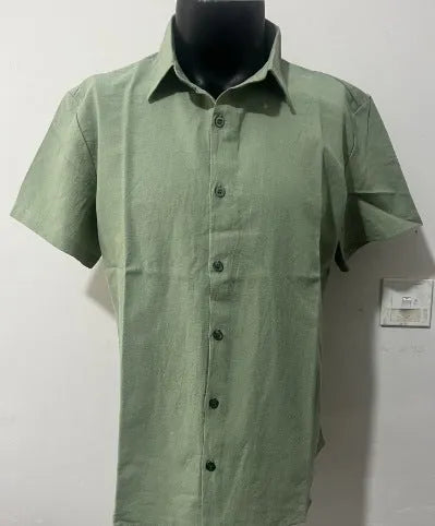 Man wearing a light-coloured pure linen short sleeve casual shirt with a loose fit