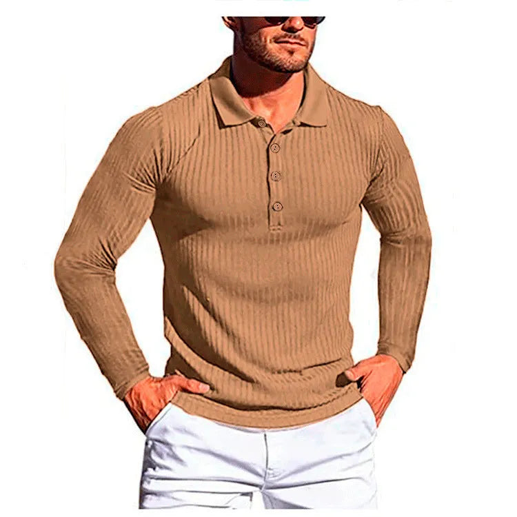 Man wearing a loose-fitting striped knit shirt in a solid colour with short sleeves.