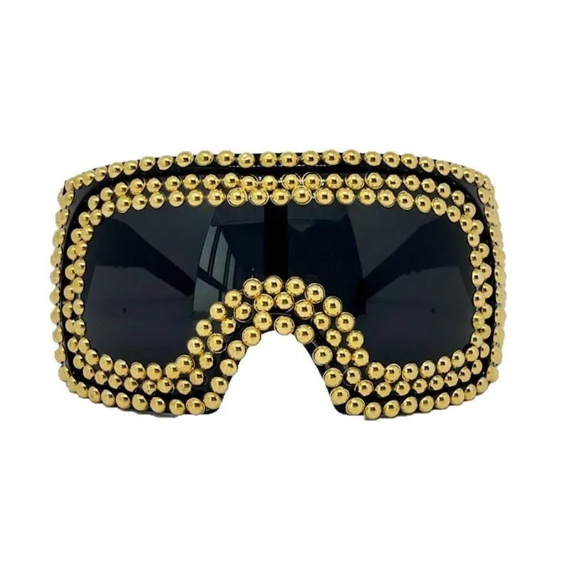 Men's sunglasses with super large rim and square rivet design in silver or gold colour