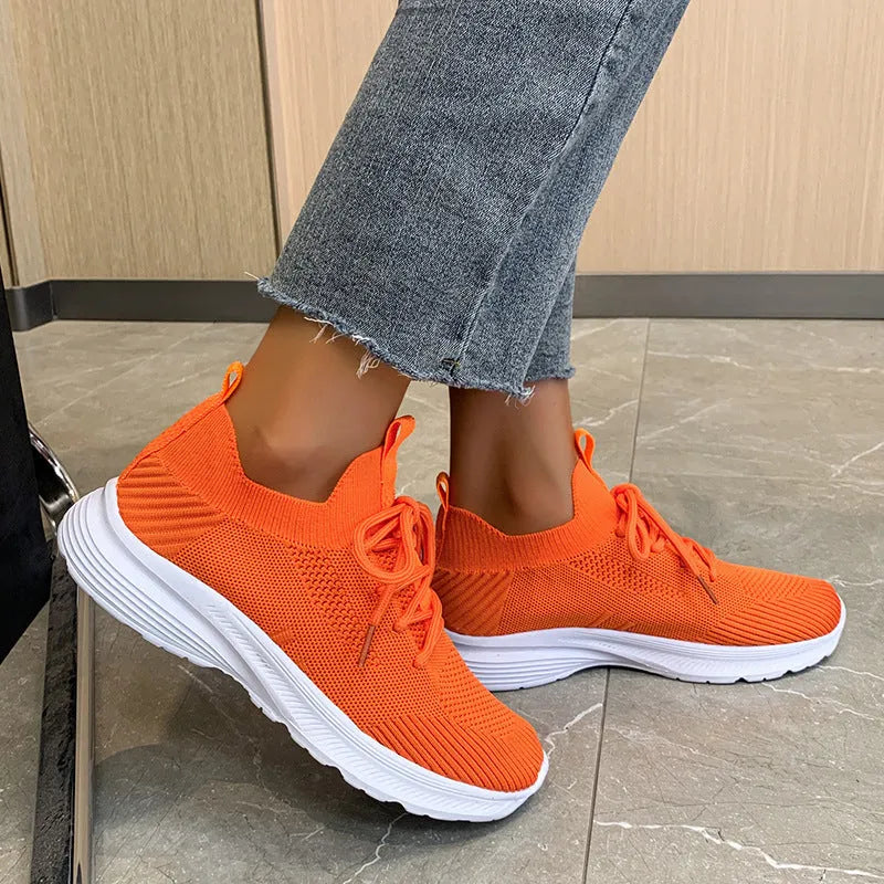Women's low top flyknit running shoes with mesh lining and rubber sole in solid colour