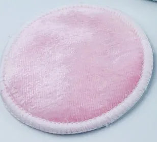 Set of four red and four blue round velvet makeup remover pads next to a cotton mesh drawstring bag.