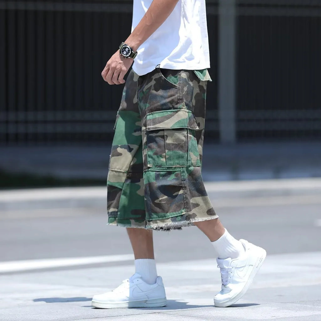 Men's American retro style camouflage shorts in loose fit cropped design for summer wear