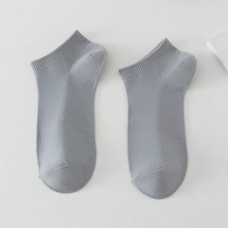 Low-cut polyester boat socks in solid colour on foot showing discreet design below ankle