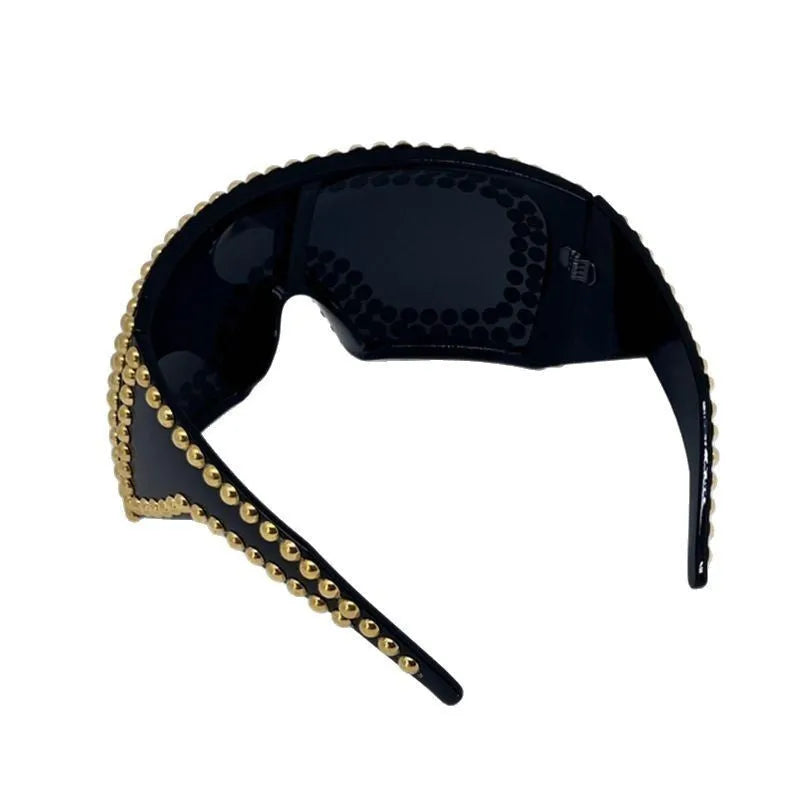 Men's sunglasses with super large rim and square rivet design in silver or gold colour
