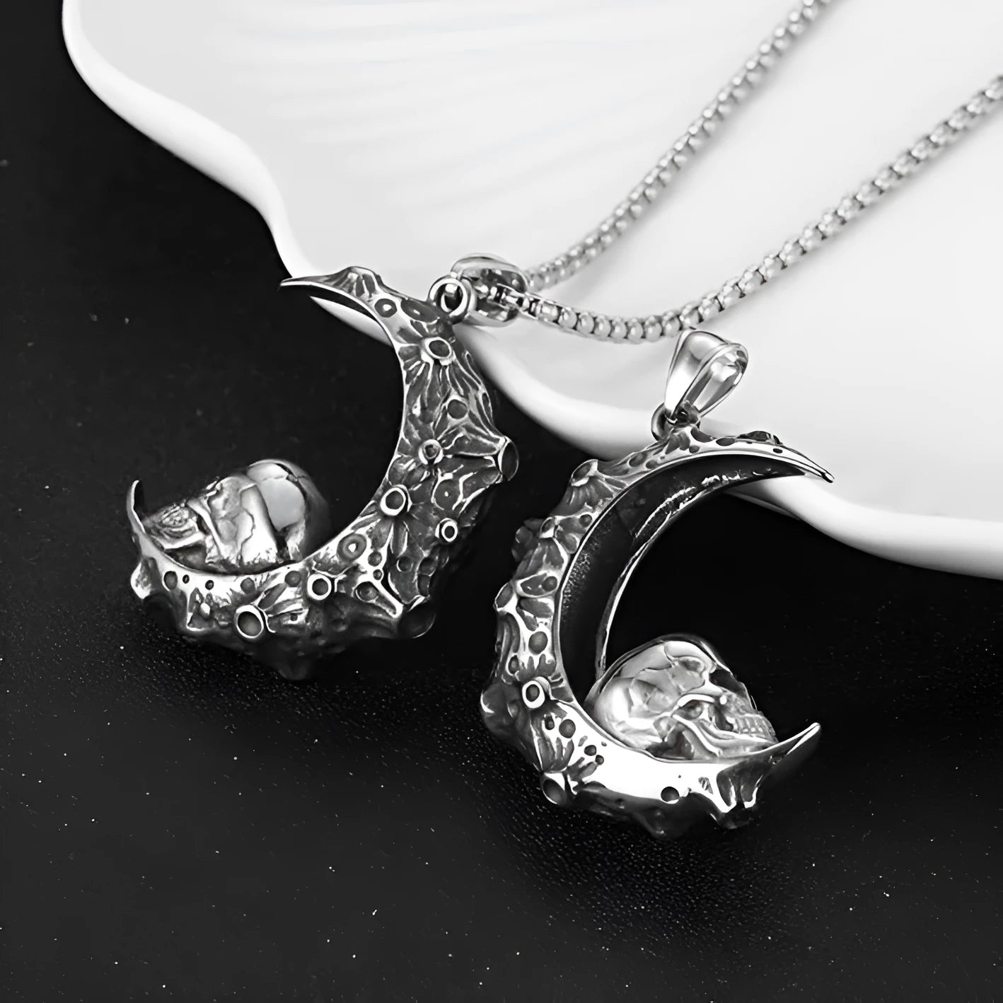 Men's stainless steel skull necklace with electroplated silver finish and alloy pendant