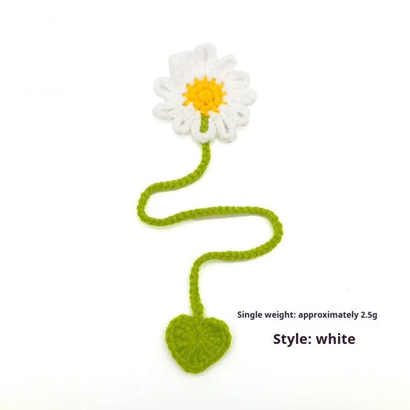 Hand-crocheted wool bookmark with daisy pattern and flexible wire core in milk cotton material