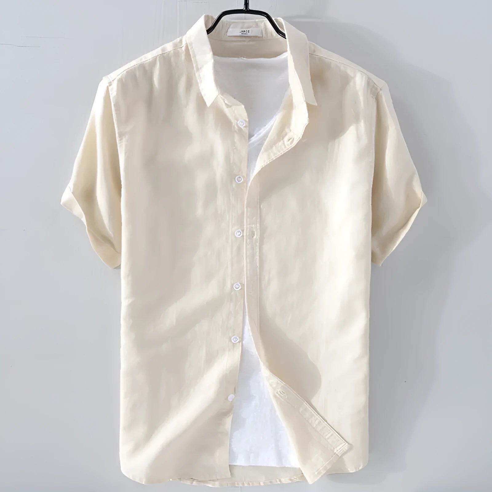 Man wearing a light-coloured pure linen short sleeve casual shirt with a loose fit