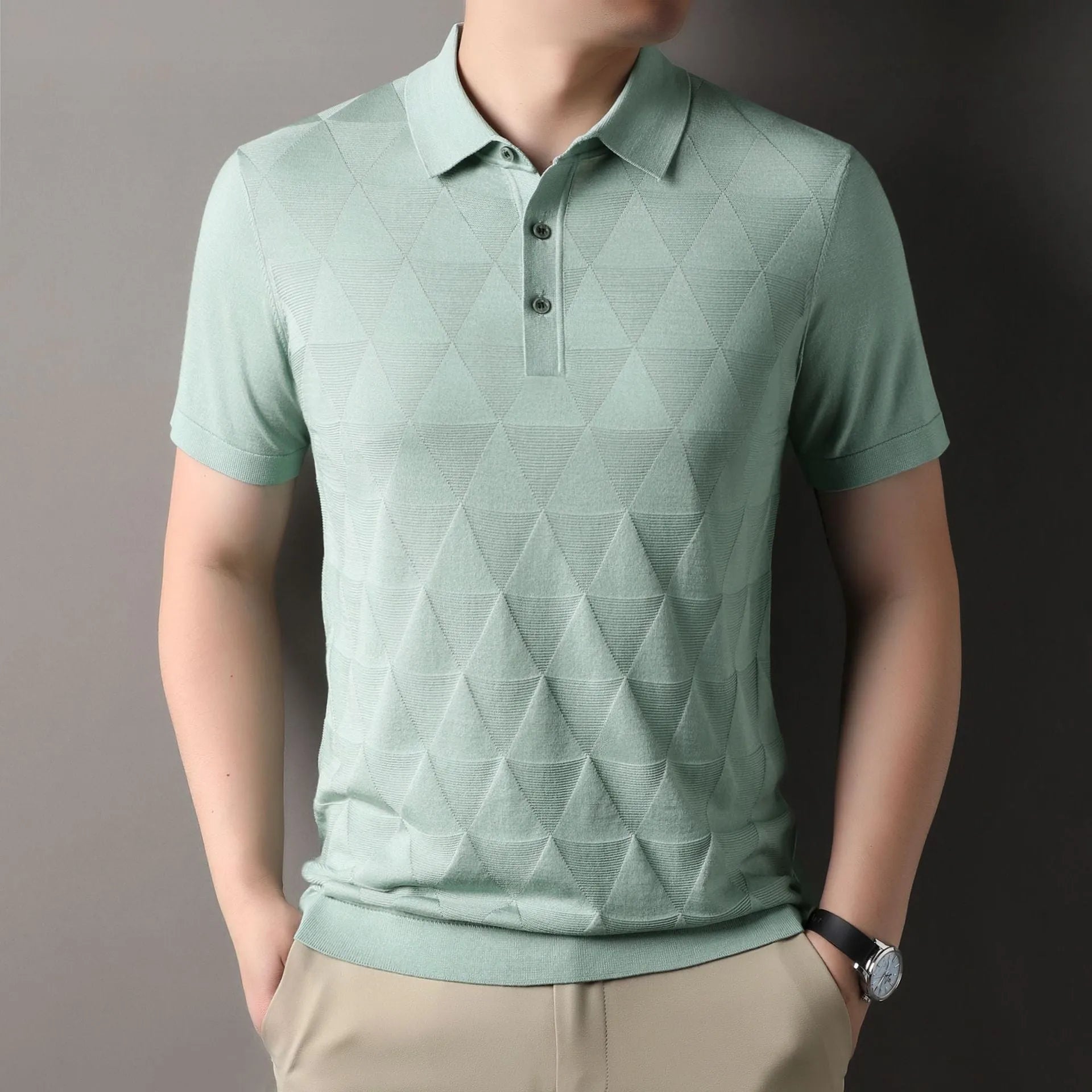 Men's thin ice silk short sleeve T-shirt in regular fit showing quick-drying knitted fabric