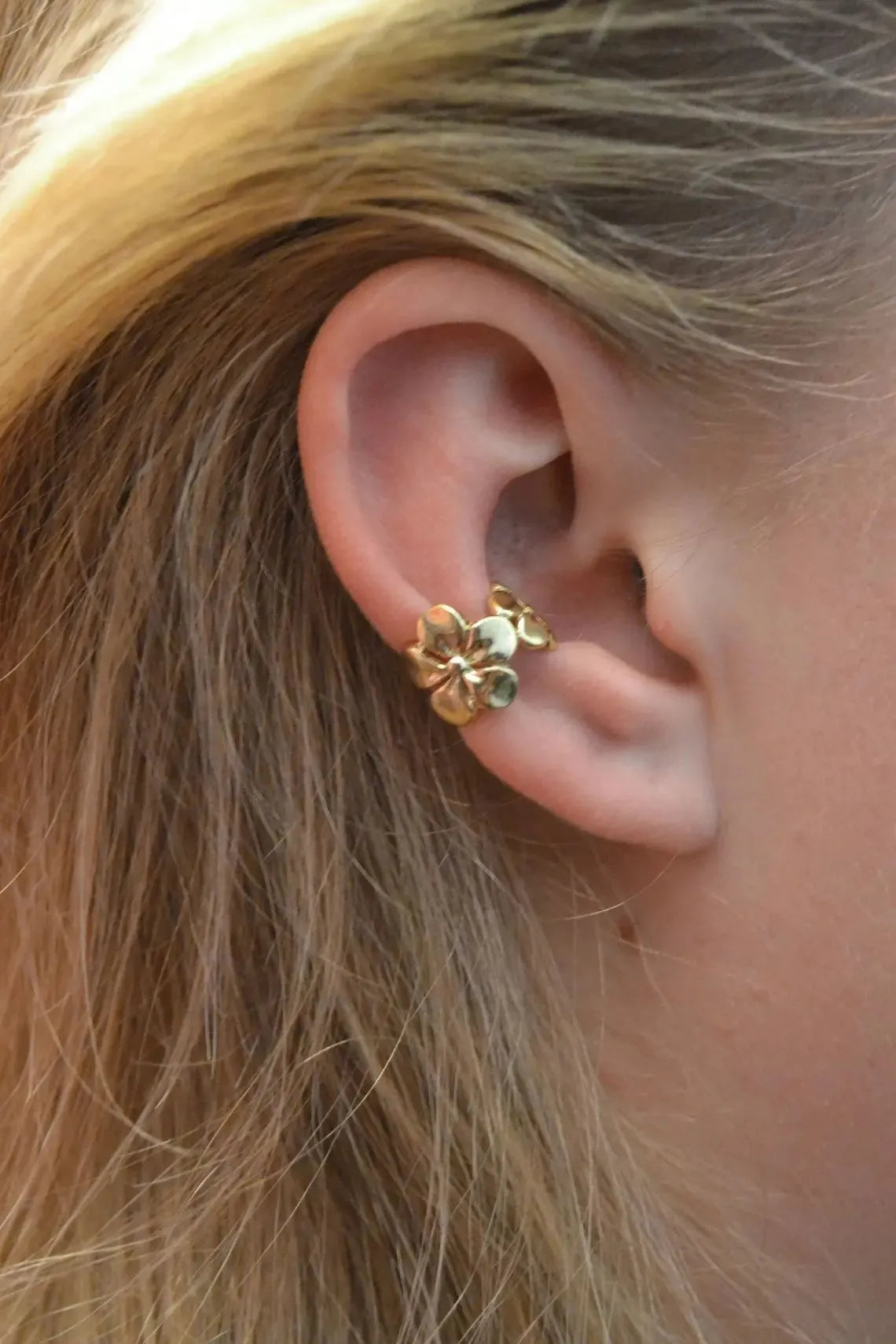 A pair of gold drop earrings featuring starfish and conch designs on an alloy base.