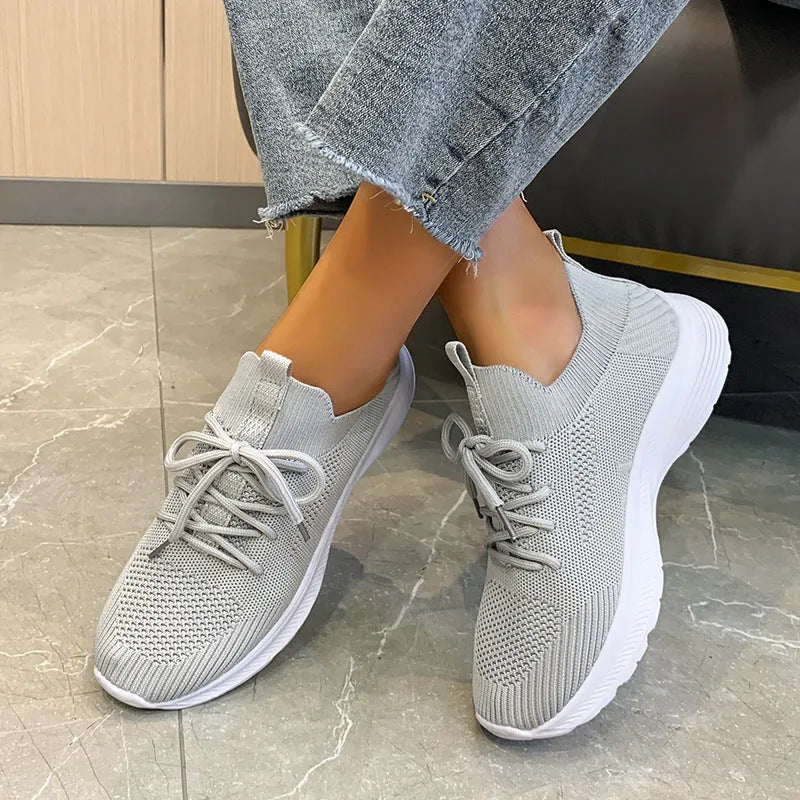Women's low top flyknit running shoes with mesh lining and rubber sole in solid colour