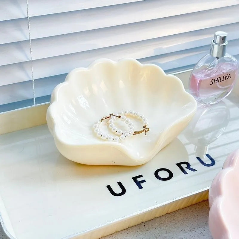 Shell-shaped plastic soap dish in white or pink for bathroom use