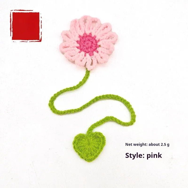 Hand-crocheted wool bookmark with daisy pattern and flexible wire core in milk cotton material