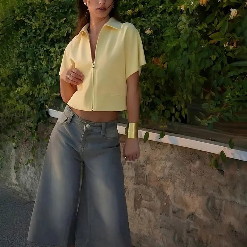 Loose-fit polyester casual top in black, white or yellow with short sleeves
