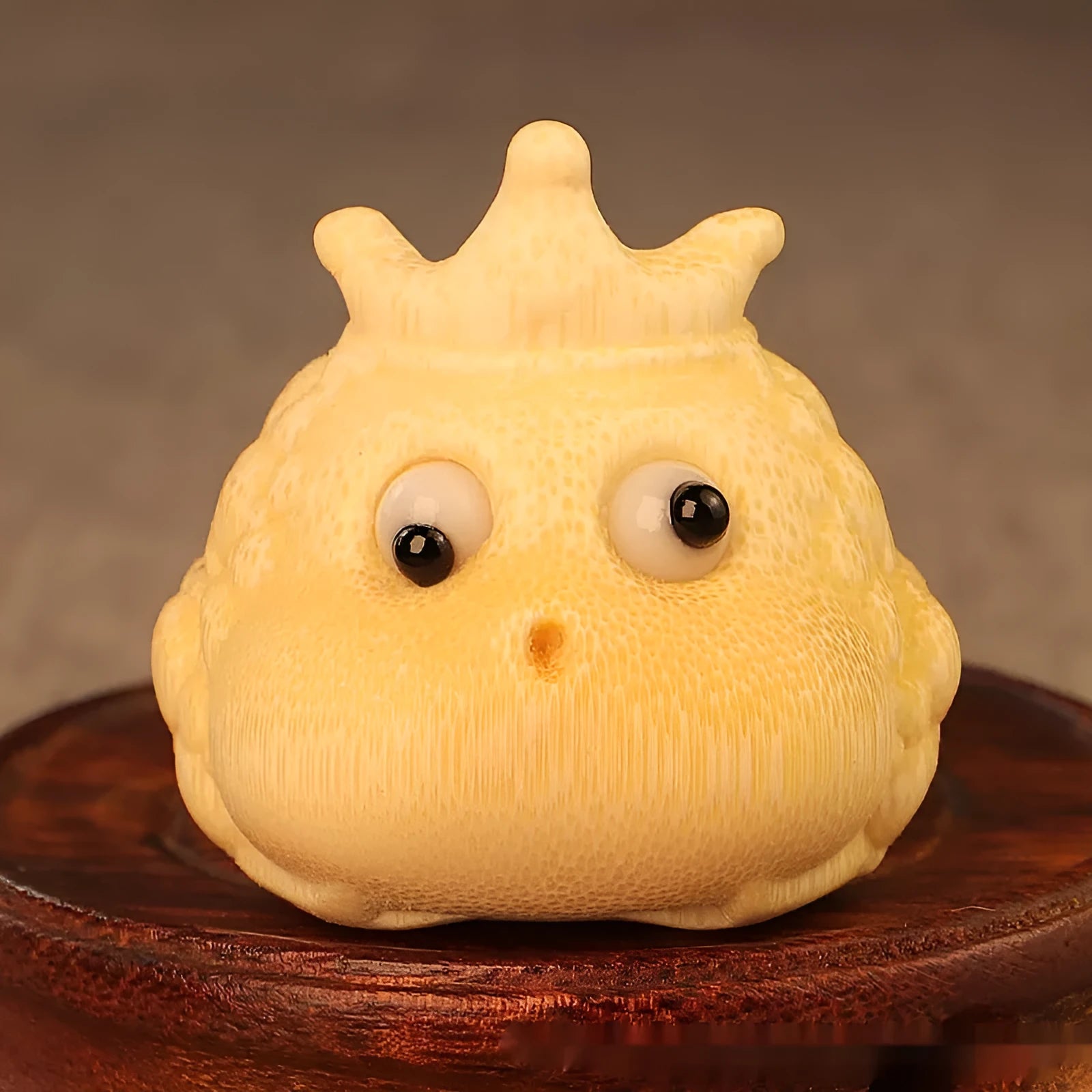 Solid bamboo carving ornament of Crown Princess toad with 5.0 live eye design in cute style