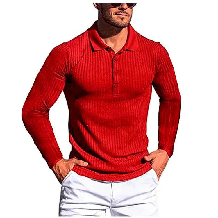 Man wearing a loose-fitting striped knit shirt in a solid colour with short sleeves.